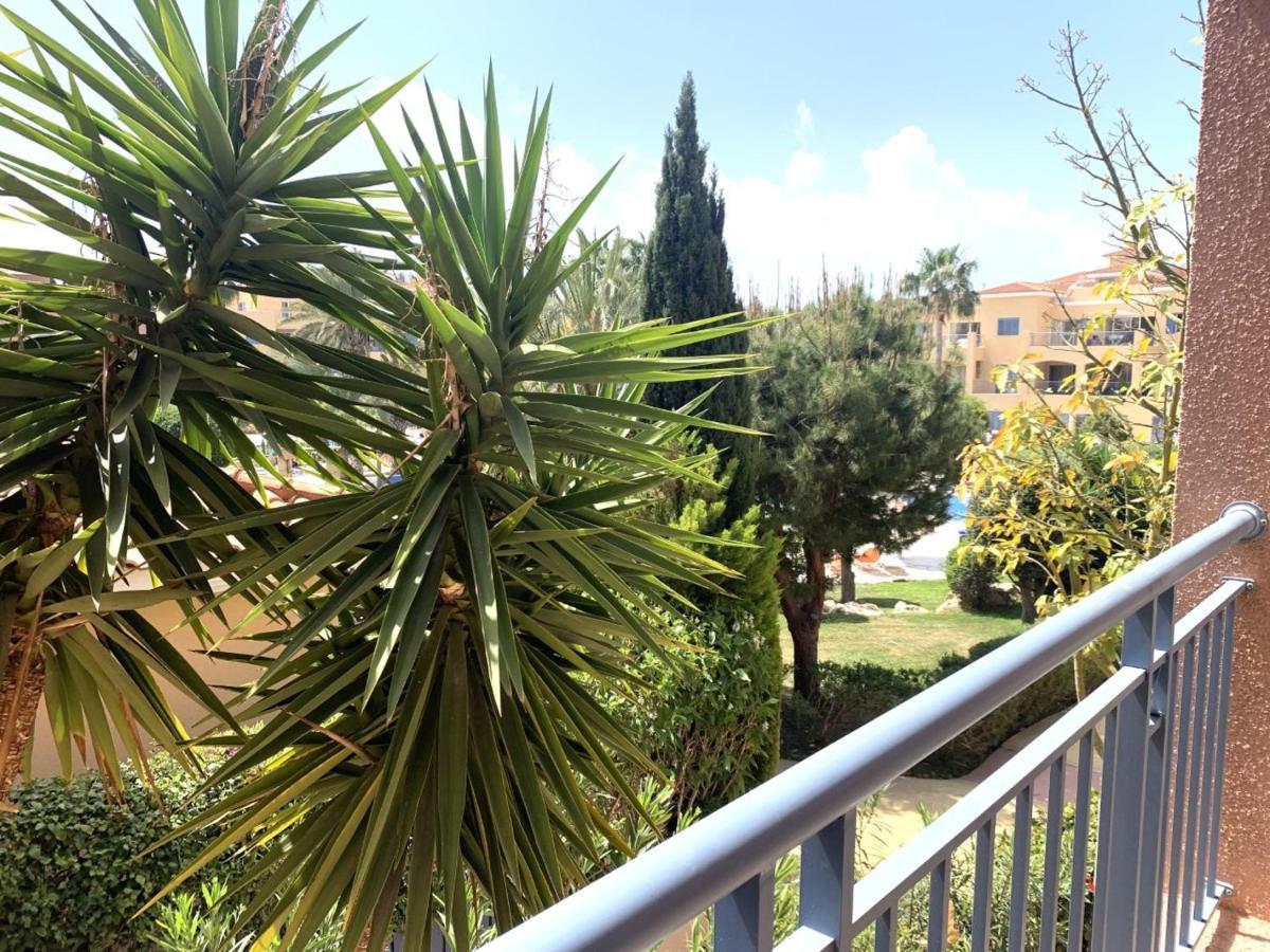 Limnaria Gardens Two Bedroom Apartment With Balcony Paphos Bagian luar foto