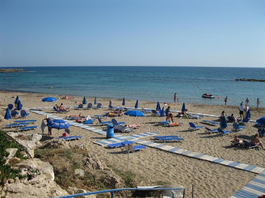 Limnaria Gardens Two Bedroom Apartment With Balcony Paphos Bagian luar foto